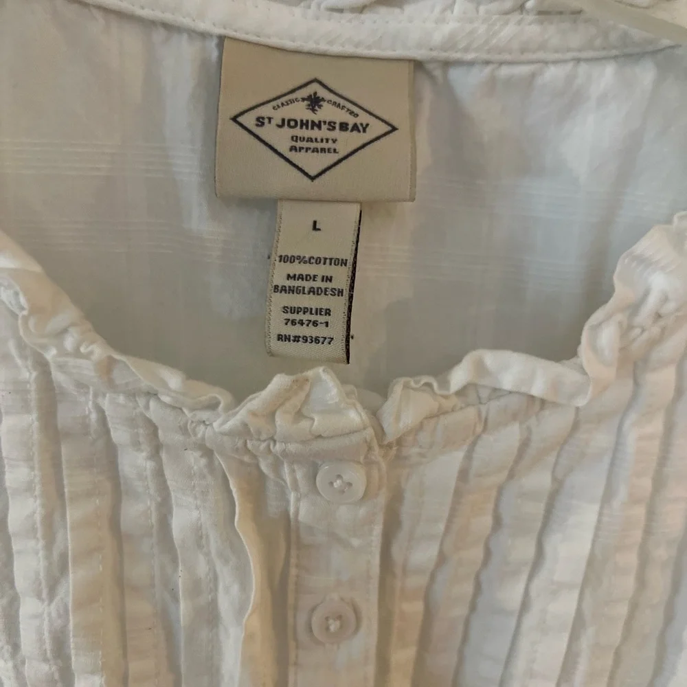 Ladies Size Large St. John's Bay White Sleeveless Blouse GUC ❤️ - Picture 2 of 5